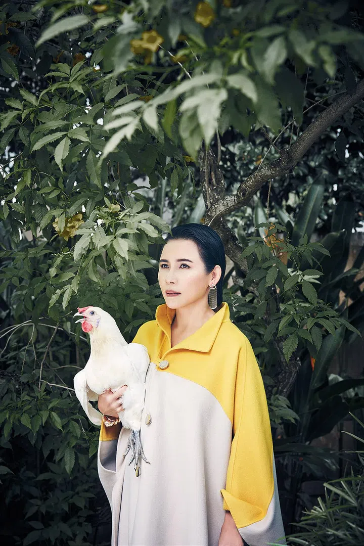 双羊绒 Agathe斗篷/Loro Piana。
