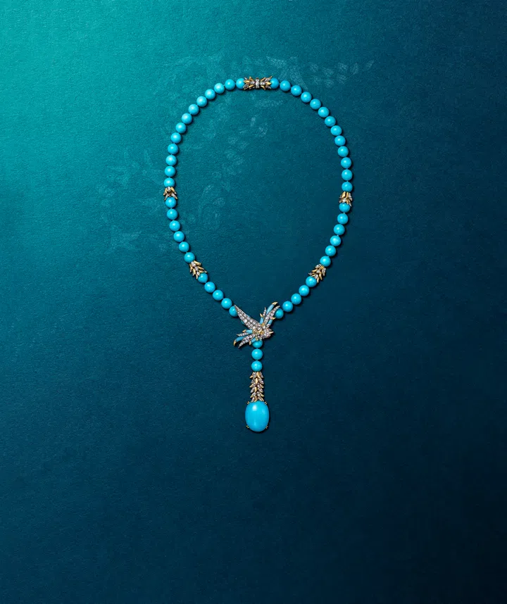 Bird on a Rock by Tiffany石上鸟高级珠宝系列项链，铂金与黄K金镶嵌主石为近16克拉的水滴形切割绿松石与54颗绿松石珠、绿松石点缀、钻石及红宝石眼。