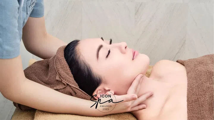 梁俐婷体验Asian Skin Aesthetic的王牌颈部抗老疗程AS Neck Designer Treatment。(照片: ICON Singapore)