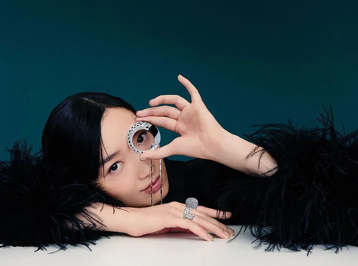 Panthère de Cartier项链，白金镶嵌黑陶瓷、祖母绿、缟玛瑙和钻石; Panthère de Cartier戒指，白金镶嵌祖母绿、缟玛瑙和钻石; Coussin de Cartier白金镶钻戒指/Cartier; 双排扣羽毛缎布边饰天鹅绒迷你连衣裙/Alice + Olivia@NET-A-PORTER。