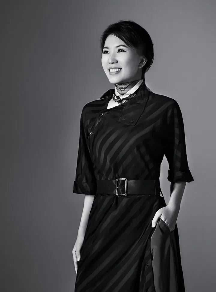 旗袍领真丝连衣裙、真丝直筒裤、真丝腰带/ Yuni Ahn for Shanghai Tang。