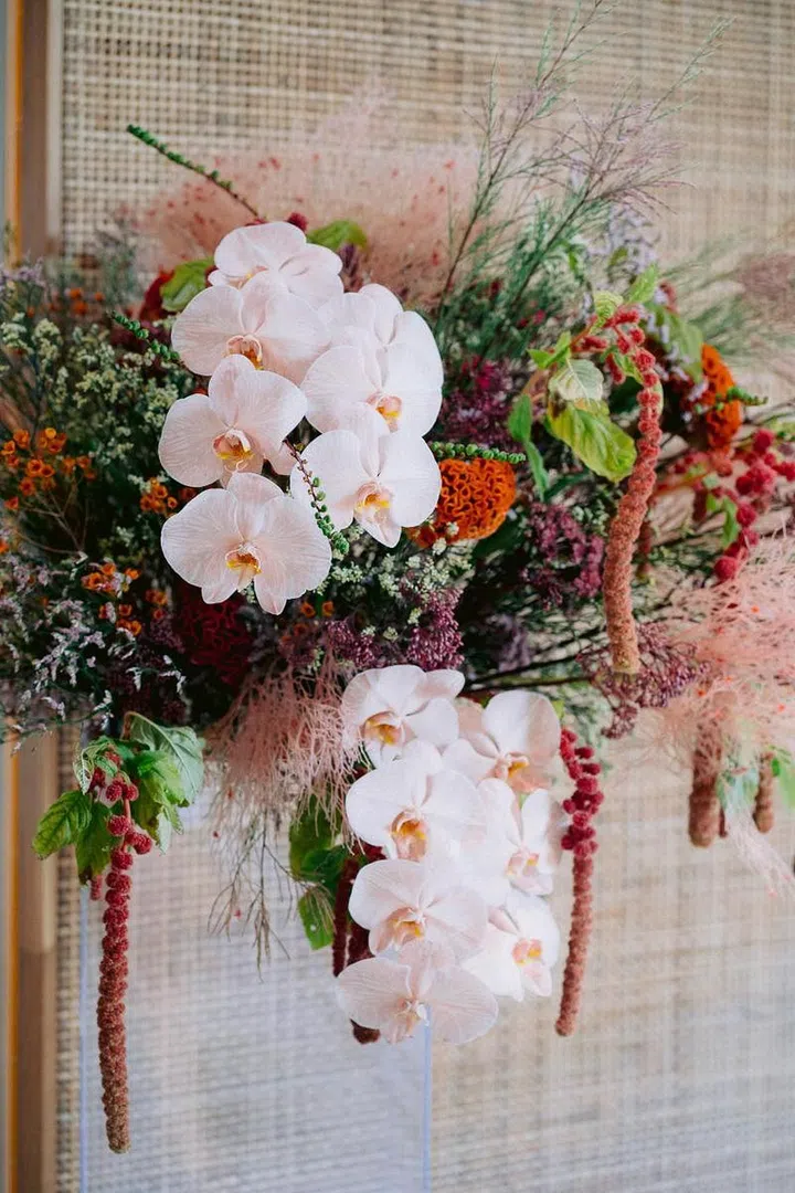 Noelle喜欢通过不同种类的花制造层次感和视觉冲击。Photo courtesy of Fleurs by Noelle