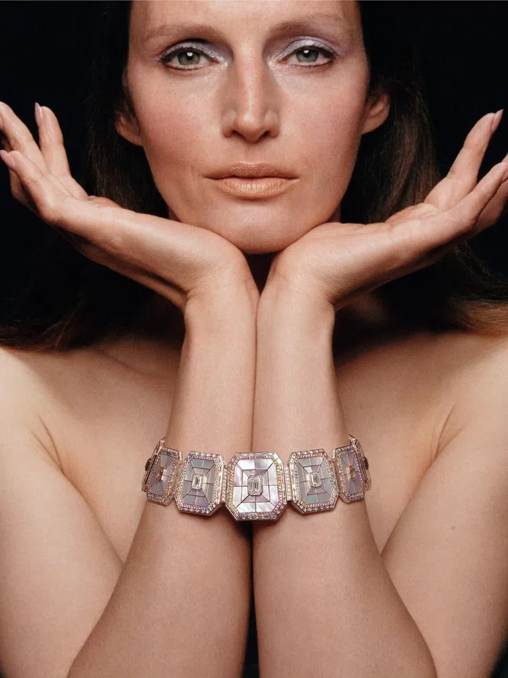 Hermès Diaprés子系列项链，玫瑰金镶嵌钻石、彩色蓝宝石、珍珠母贝、沙弗莱石、锰铝榴石和紫水晶。Photo Courtesy of Hermes