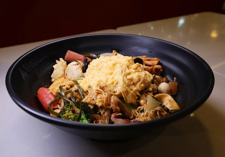 A Hot Hideout, Lee Ray Sheng 