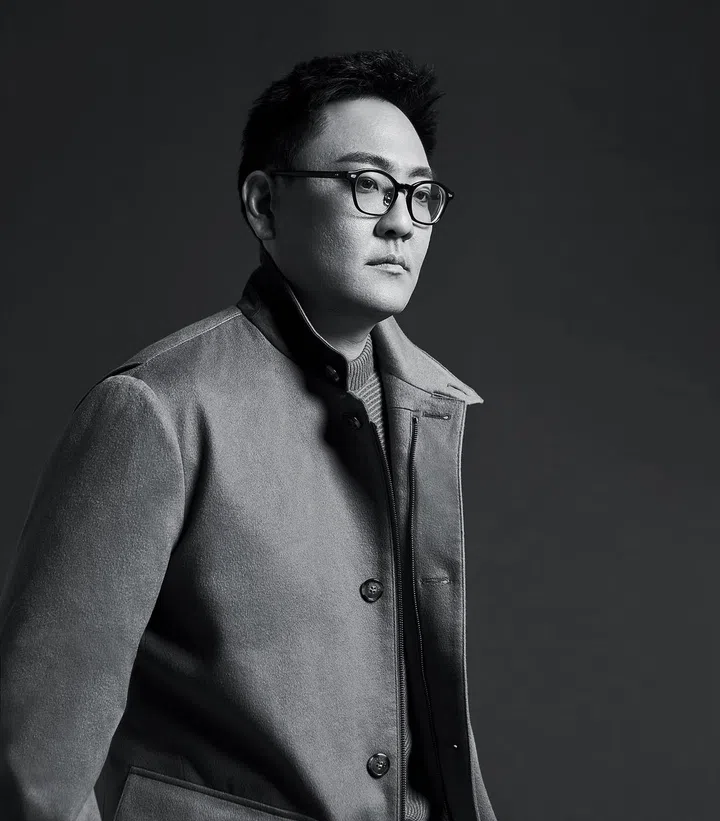 Brian Chua.羊毛针织套衫，羊毛外套和棉质长裤/Loro Piana。