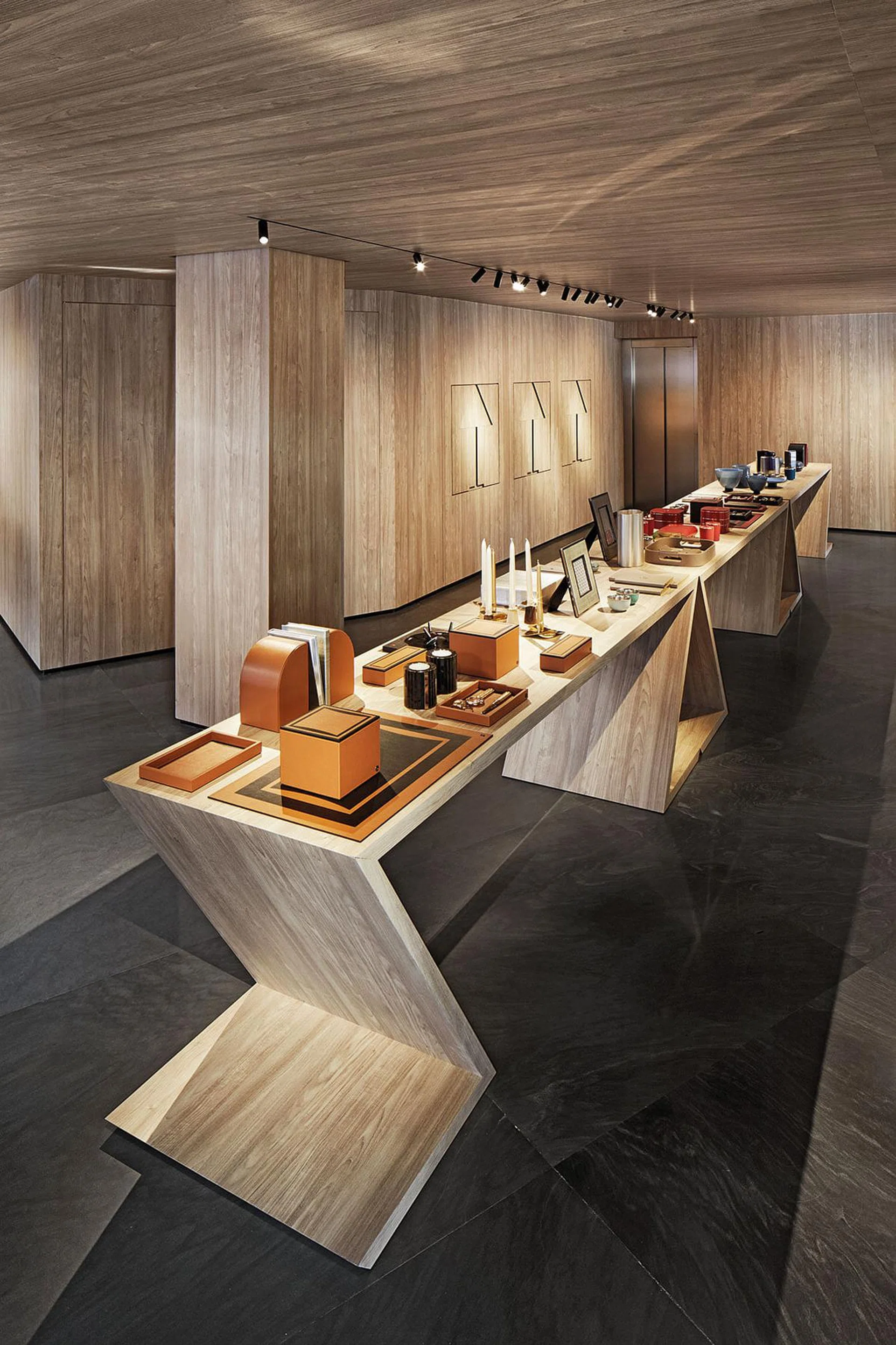 店内展示配合米兰家具展而推出的年度新品。