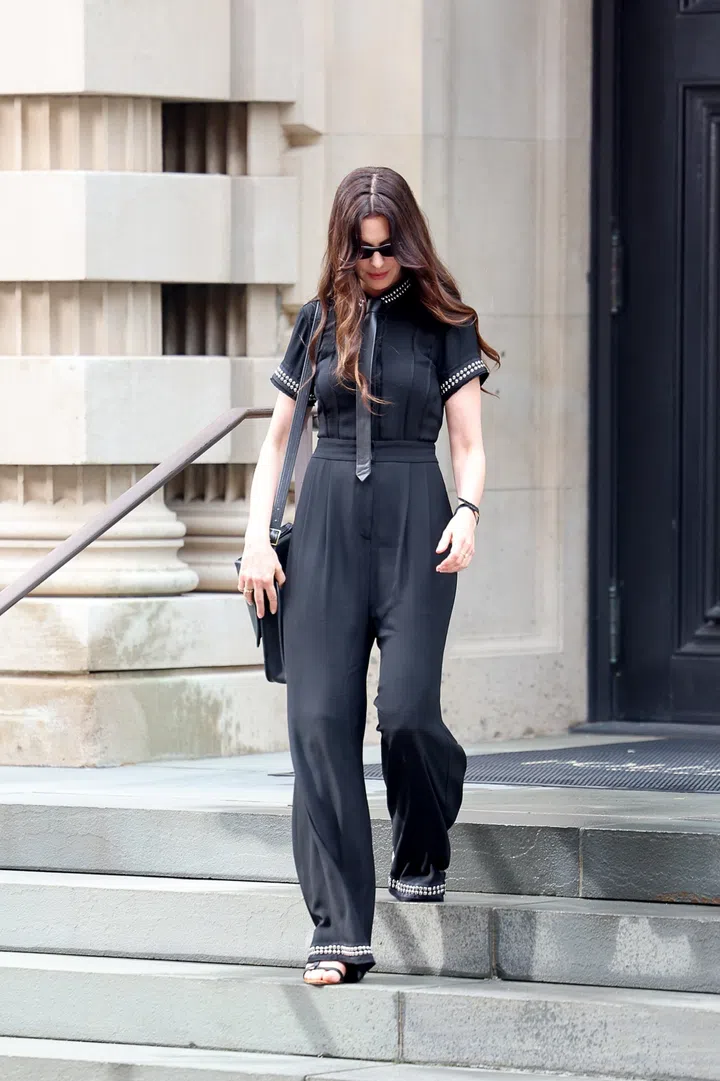 New York, NY  Anne Hathaway dazzles in a stylish black outfit while filming The Devil Wears Prada 2 in New York.

Pictured: Anne Hathaway

BACKGRID USA 5 AUGUST 2025 

BYLINE MUST READ: T.JACKSON / BACKGRID

USA: +1 310 798 9111 / usasales@backgrid.com

UK: +44 208 344 2007 / uksales@backgrid.com

*UK Clients - Pictures Containing Children
Please Pixelate Face Prior To Publication*