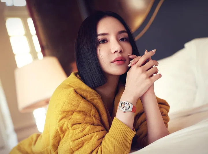 羊毛针织套头衫/Max Mara； The Vanguard Rose Skeleton 腕表/Franck Muller。