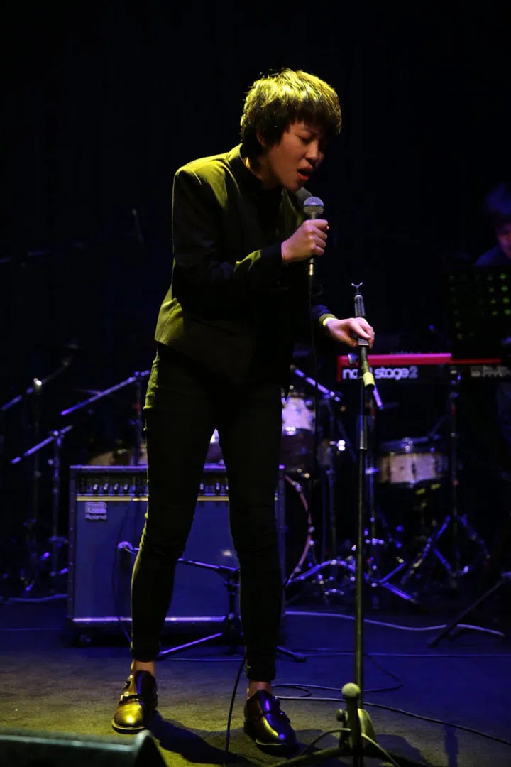 Leah Dou performing