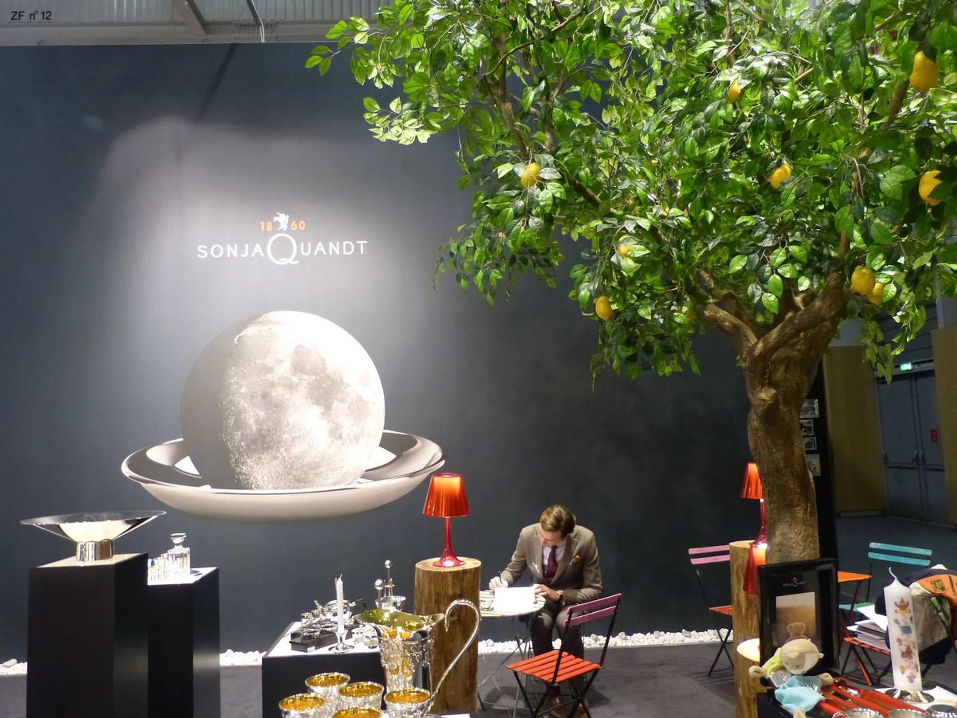 德国银质家饰品牌Sonja Quant将展厅布置成绿树成荫的露天茶座。