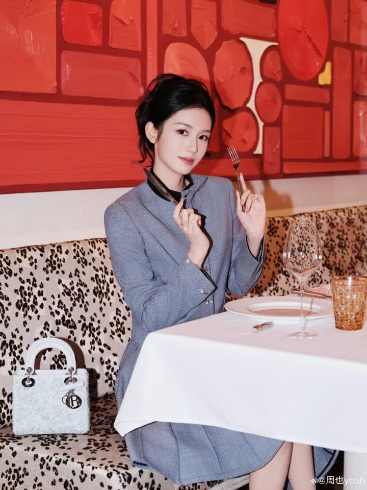 周也演绎2026春夏Lady Dior手袋。