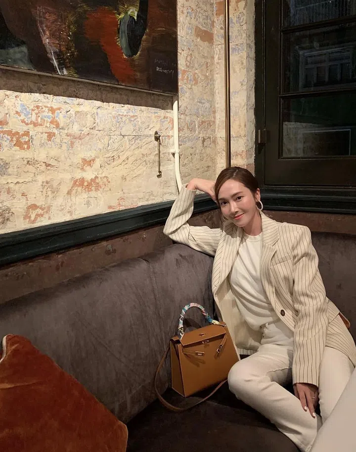 歌手郑秀妍(Jessica Jung)背Hermes Kelly手袋。