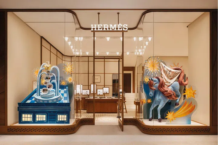 Hermes全新精品店的橱窗由本地设计公司ParableStudios精心打造，并以季度为单位更换设计，紧扣品牌每年的主题。