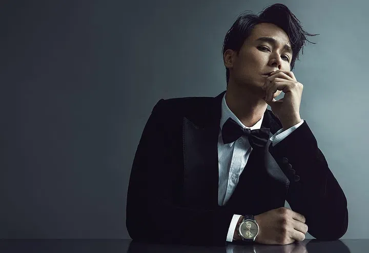 葡萄牙系列计时腕表沙丘金款/IWC。天鹅绒三件套燕尾服套装、棉质衬衫和缎面领结/Ralph Lauren。Photo: Mark Law/ICON Singapore