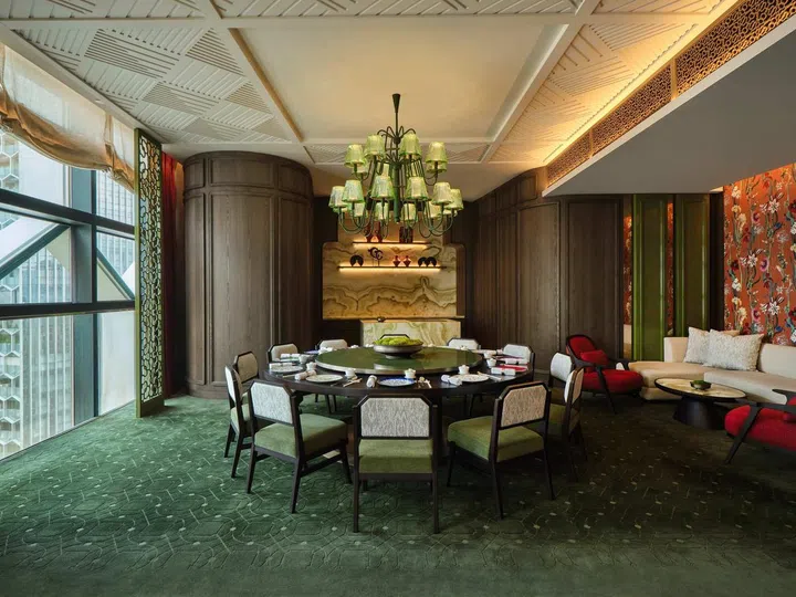 餐厅厢房里的吊灯也是出自傅厚民之手。