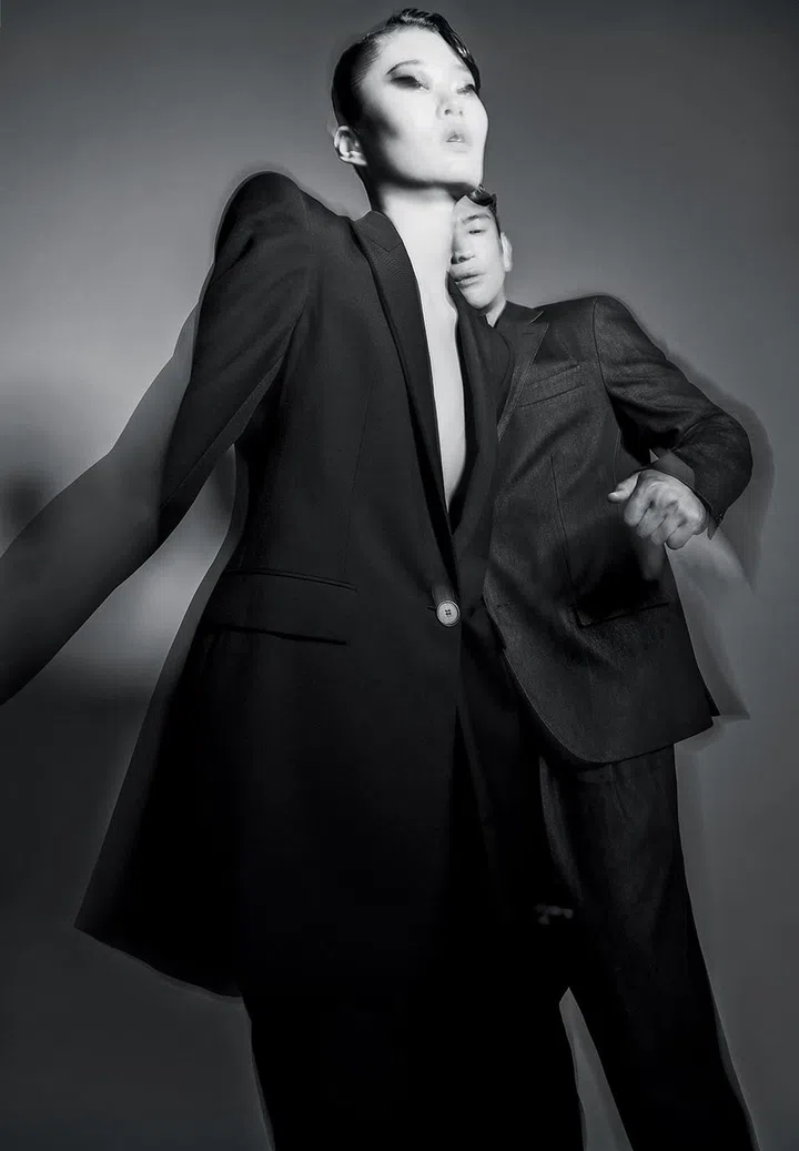 左至右: 羊毛套装/Alexander McQueen; 牛仔套装和牛仔衬衫/Loro Piana。
