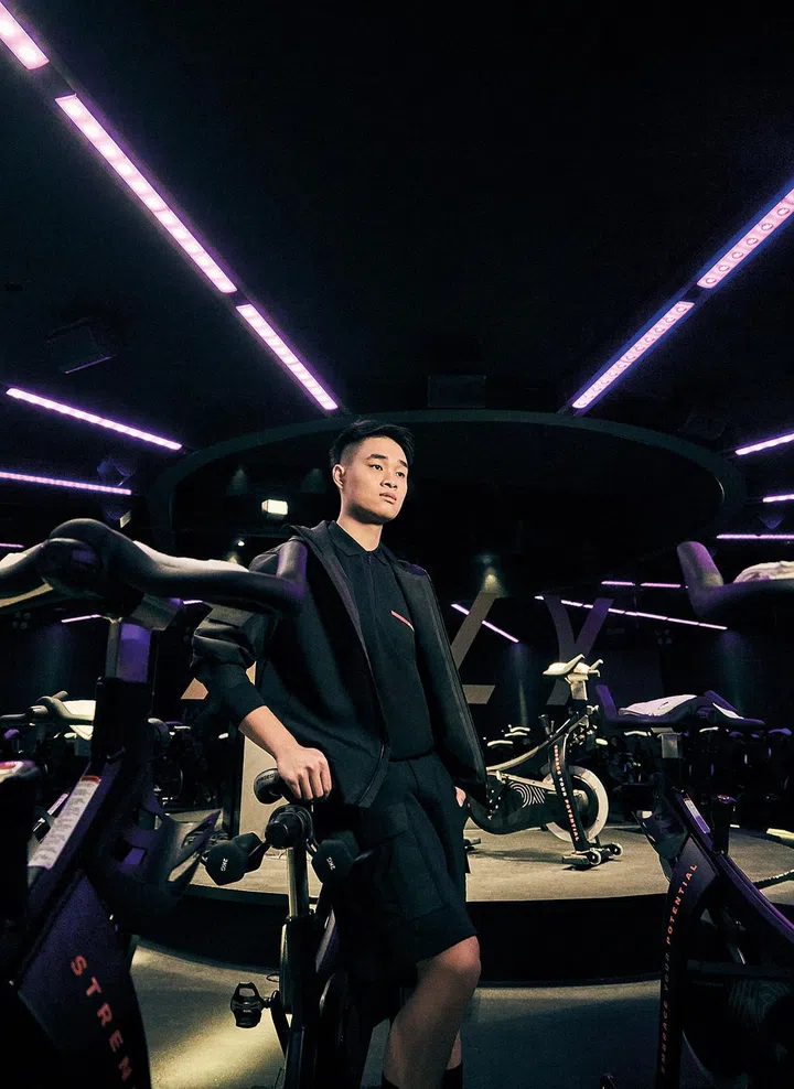 Linea Rossa 系列双层平纹针织夹克、珠地棉Polo衫、双层平纹针织百慕大短裤/Prada。