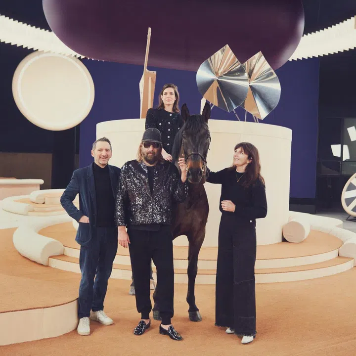 左至右：Xavier Veilhan、Sébastien Tellier、Charlotte Casiraghi 、Virginie Viard 