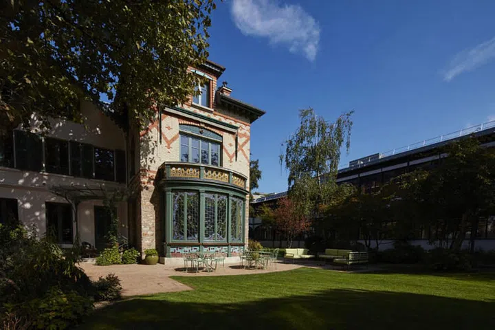 Vue exterieure de la Maison de famille et des ateliers Louis Vuitton a Asnieres, 2016.