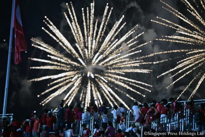 ST_09.08.2016_1622174713/pixndp10/Mark Cheong// People view fireworks going off outside the Singapore Sports Hub during the National Day Parade (NDP) 2016 on 9 August, 2016.