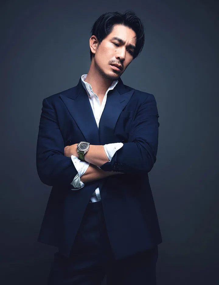 捷克空军1935腕表，搭配绿色皮革表带/Longines。棉质衬衫、羊毛燕尾服/Polo Ralph Lauren。