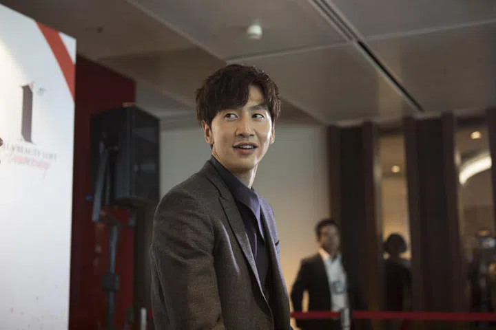 shilla-beauty-loft-1st-anniversary-lee-kwang-soo-autograph-event-6