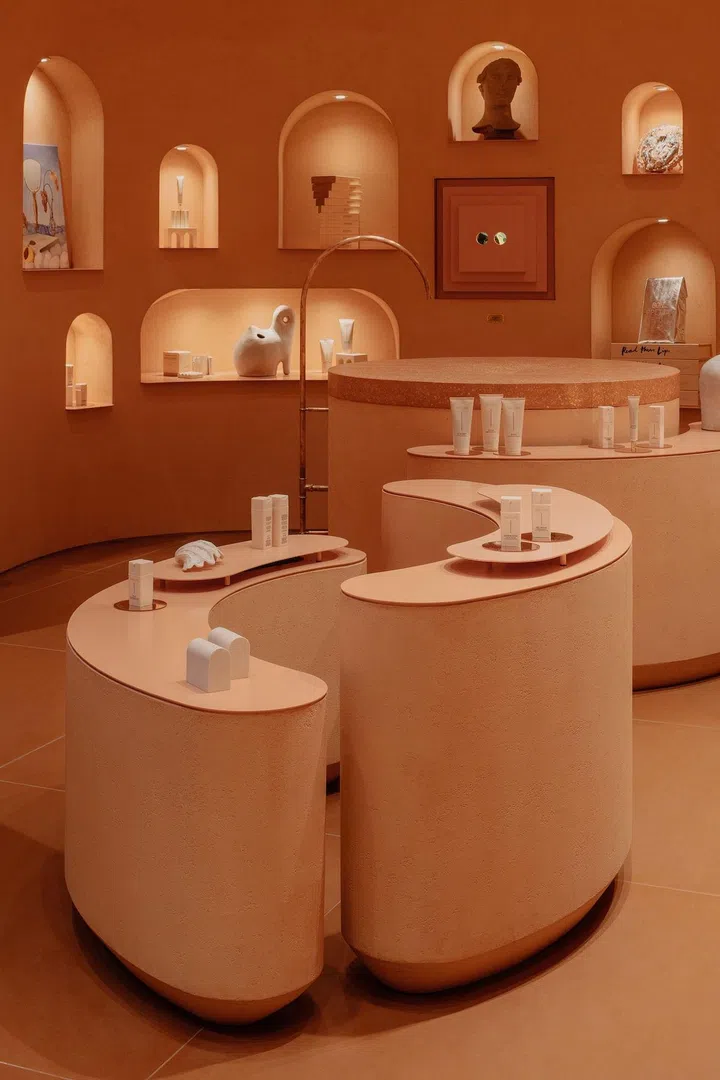 Two L(I)ps借艺术为桥梁，打开禁忌话题。