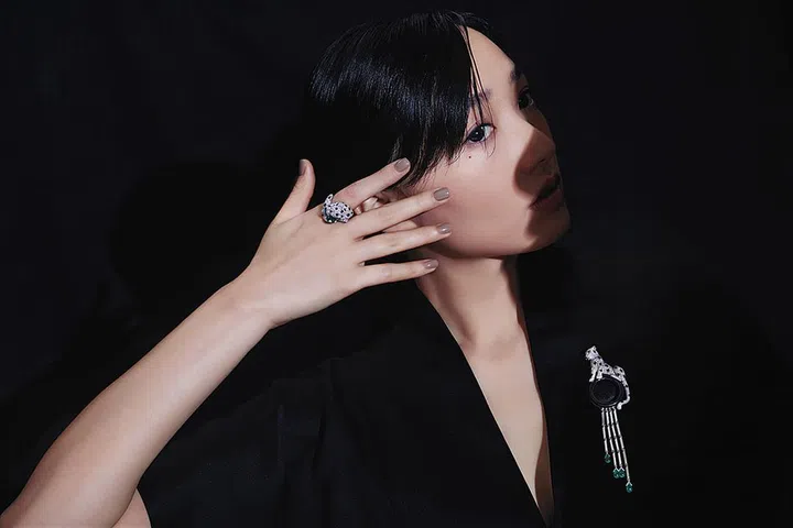 Panthère de Cartier戒指，白金镶嵌祖母绿、缟玛瑙和钻石; Panthère de Cartier胸针，白金镶嵌缟玛瑙、祖母绿和钻石/Cartier; 丝绸Martha夹克、配套长裤/Loro Piana。