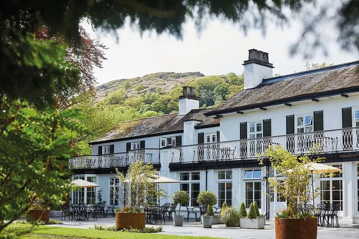 位于大湖区中心安布赛德(Ambleside)郊区的 Rothay Manor是一家精巧的乡间别墅式酒店，虽然 靠近繁忙的道路，但它周围环绕着美丽的花园。	