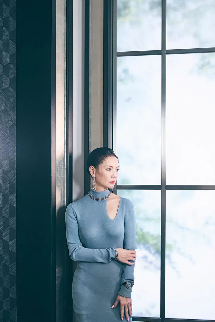 Amanda穿Fendi造型搭配Van Cleef & Arpels高级珠宝。