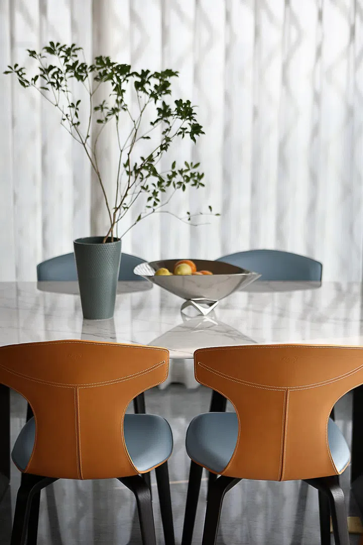 Montera椅子采用利落剪裁和精致缝线，形成一抹微笑般的优雅曲线。