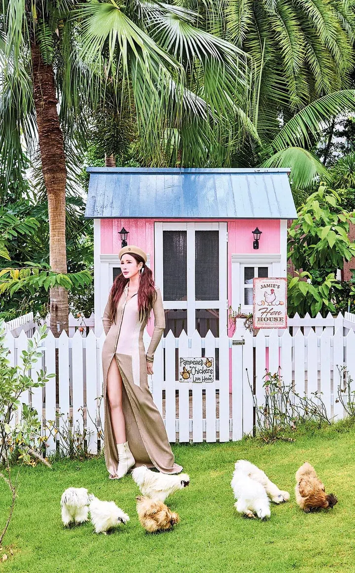 米色/蓝色真丝针织连衣裙、FF人工宝石单只耳环、Fendi First皮革靴/Fendi