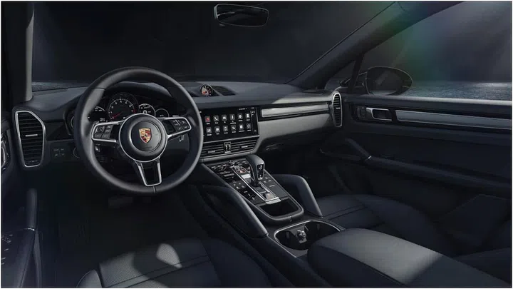 Cayenne 铂金版内部设计结合奢华和实用性。