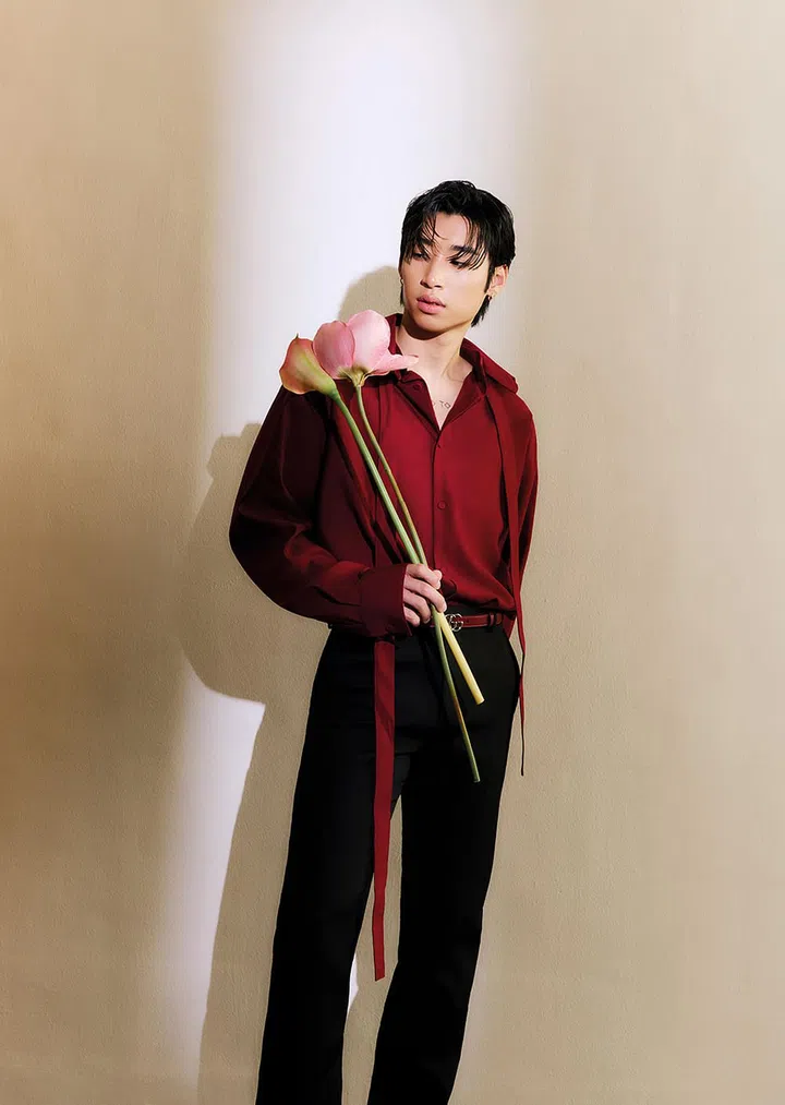 丝绸领带衬衫、羊毛裤和皮带/Gucci。