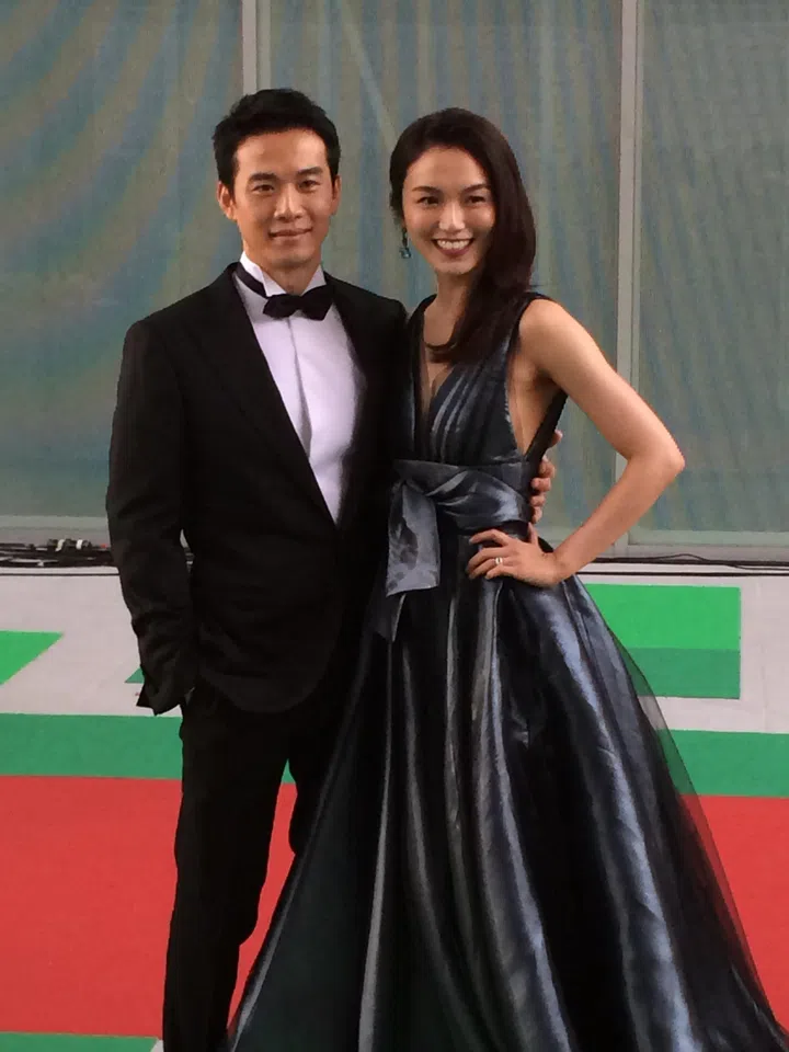 《红星大奖2016》第一场颁奖典礼于4月17日首度在媒体城的新传媒演播厅举行，新传媒夫妻档艺人戚玉武和白薇秀走红地毯。