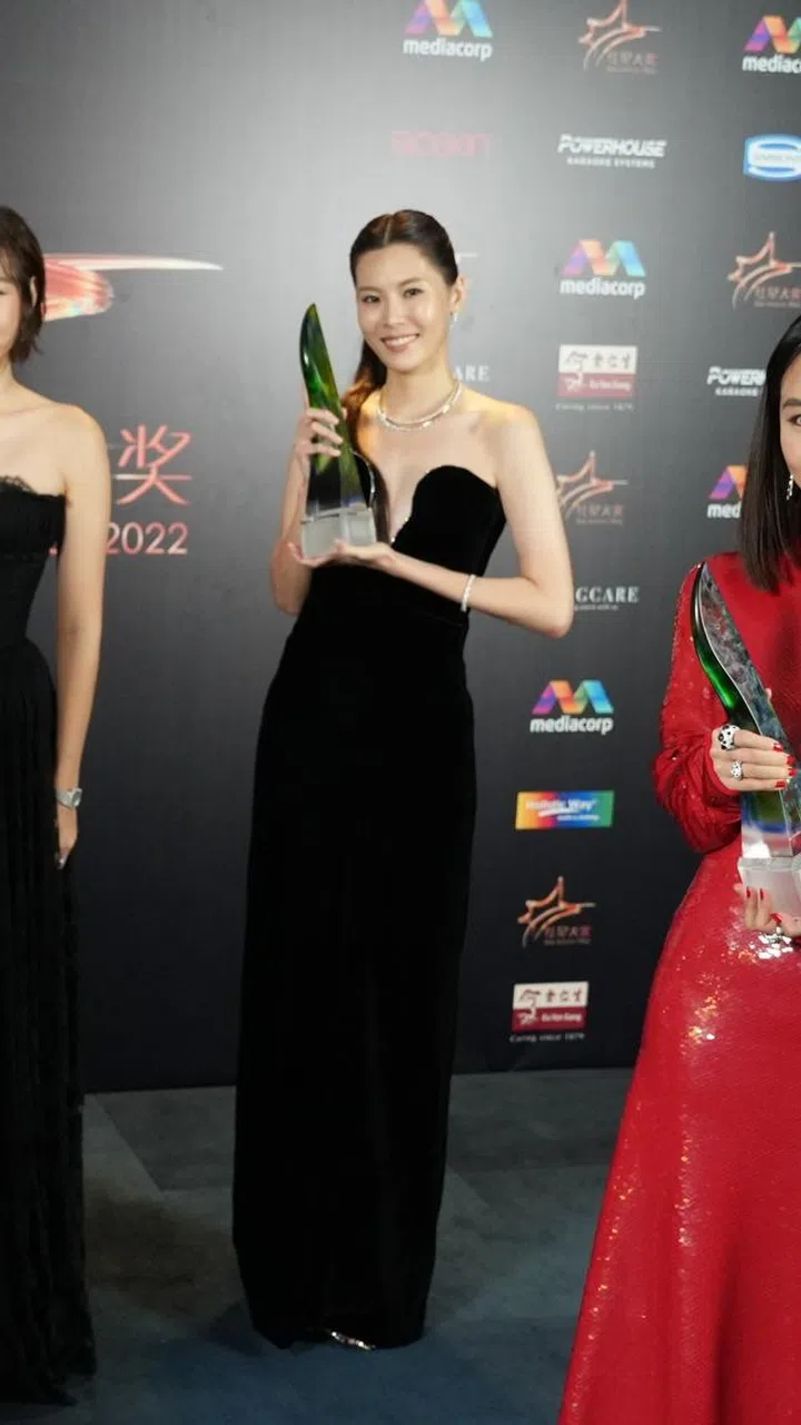 《红星大奖2022》颁奖典礼于4月24日在新传媒剧院举行，“十大最受欢迎女艺人”奖项其中五名得主（左起）：蔡琦慧、洪凌、雅慧、黄思恬和黄暄婷。