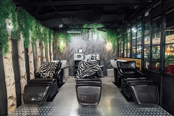 本地著名韩系发廊Leekaja 以绿意装点店面，让客人仿如置身森林，身心放松。