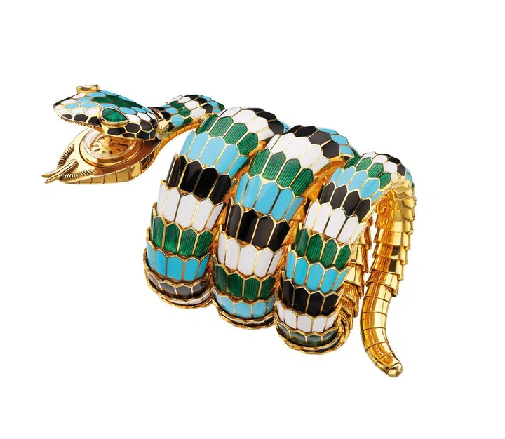 20世纪40年代末，灵蛇意象首次出现在镶嵌着珍贵宝石的宝格丽Serpenti神秘腕表上。