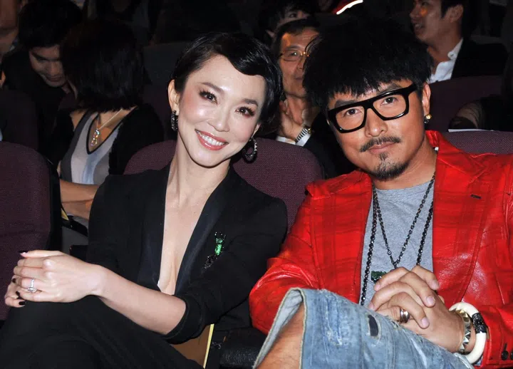 新传媒艺人李铭顺与范文芳夫妇出席新传媒电视第一场《银光闪耀红星大奖2011》颁奖礼。 