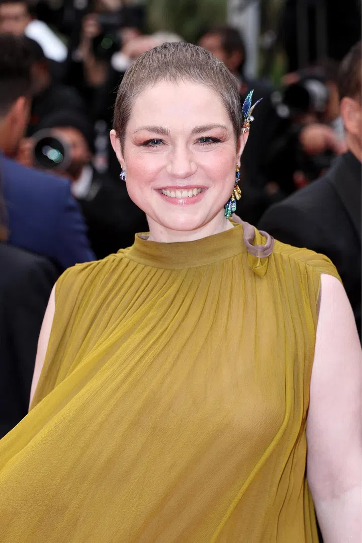 Emilie Dequenne佩戴宝诗龙（Boucheron)Nuri白金和黄金镶嵌黄色绿柱石、海蓝宝石、蓝宝石和钻石夹式耳环以及Histoire de Style Like a Queen高级珠宝系列Color Block白金镶嵌蓝宝石耳夹。Photo courtesy of Boucheron