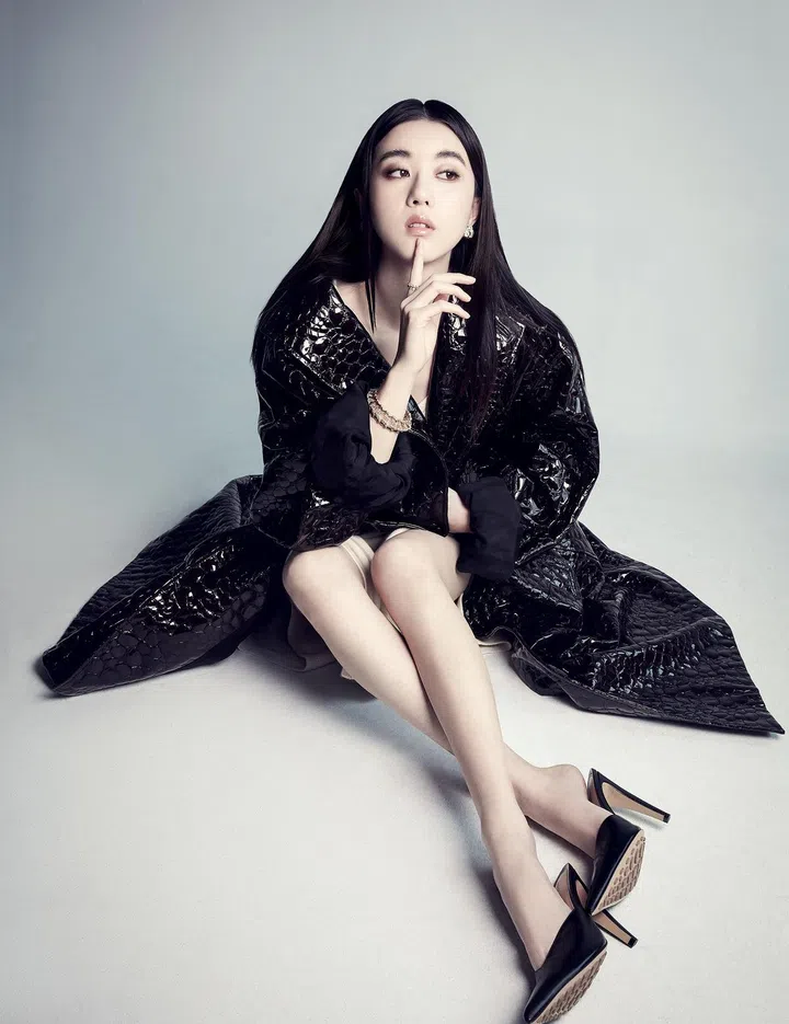 Schlumberger系列Three Leaves钻石耳环;Tiffany Victoria系列玫瑰金镶钻藤蔓戒指;Hands黄金和铂金镶钻手镯/Tiffany & Co。
羊绒针织连衣裙/Loro Piana；漆皮大衣和皮革穆勒鞋/Bottega Veneta。