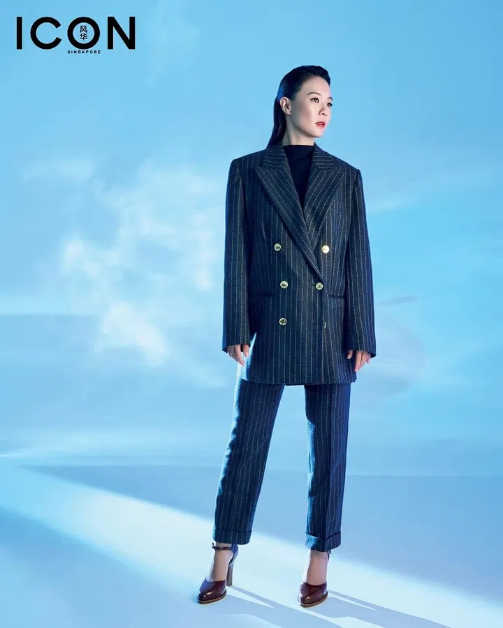 羊毛混纺西装外套、配套裤/Moschino；皮革鞋履/Tod's。