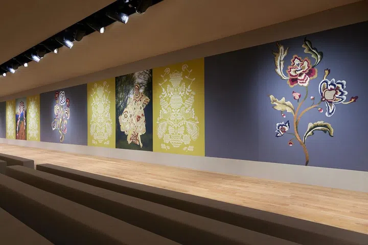Dior 2022秋冬高级定制系列时装秀布景