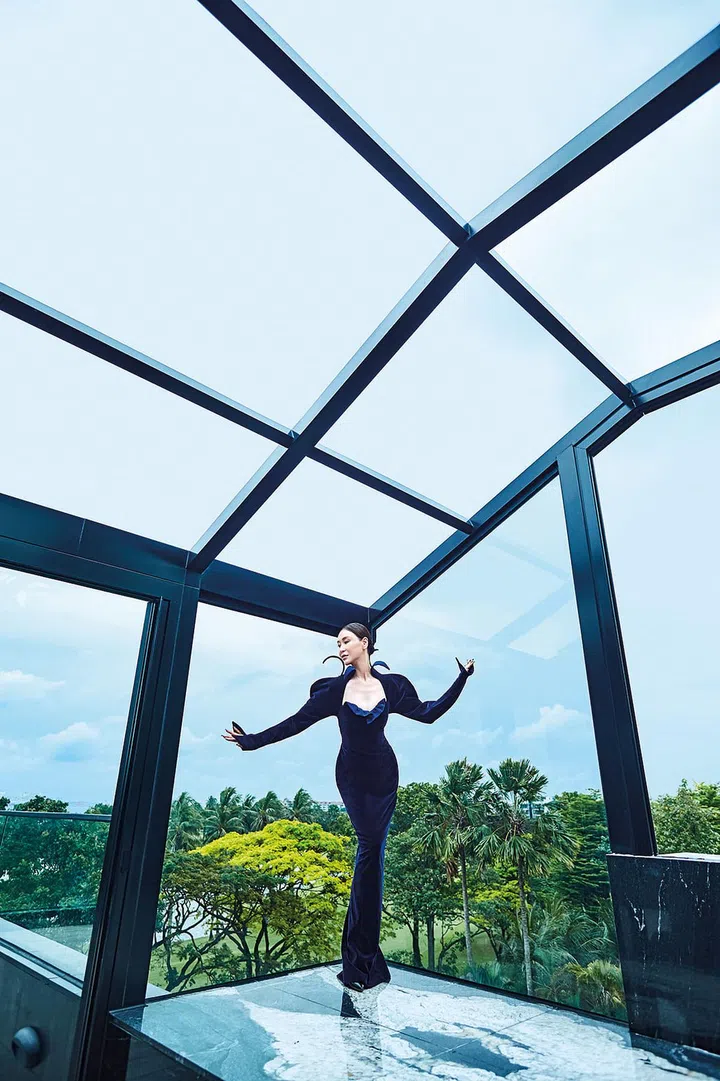 天鹅绒礼/Moschino；皮革鞋履/Manolo Blahnik。