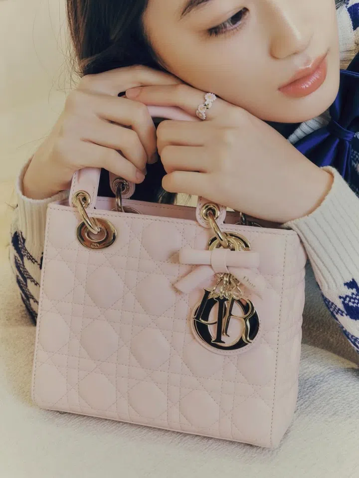 八木莉可子演绎2026春夏Lady Dior手袋。