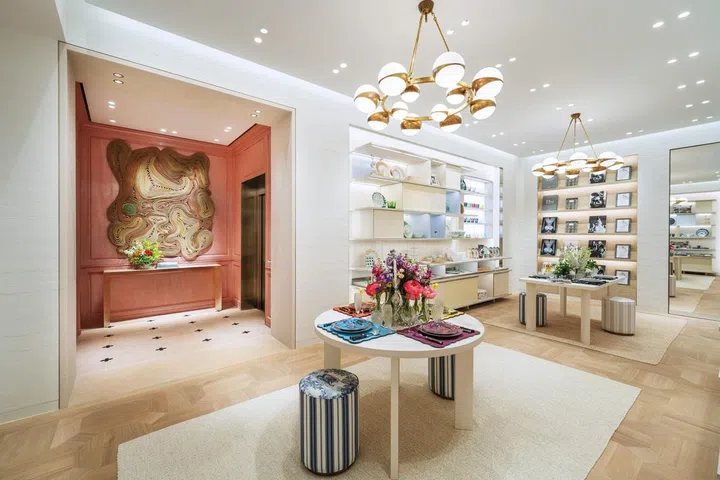 常驻荷兰的艺术家Joana Schneider以科莫多巨蜥为灵感，采用废弃绳索和回收人造丝线，为Dior新加坡精品店呈现一件富有生态意识和艺术美感的作品。