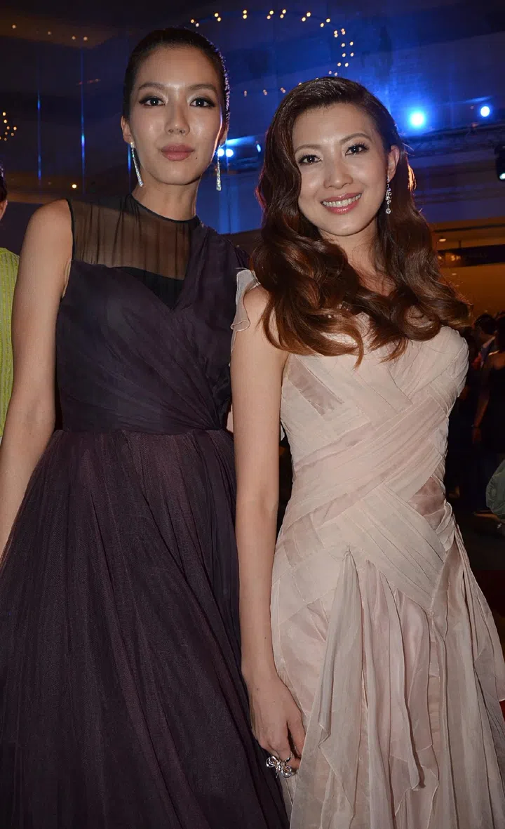 新传媒“红星大奖2013”第二场颁奖典礼。星光大道上海内外女星争艳斗丽，艺人瑞恩（左）的深紫公主蓬裙，和欧萱一袭裸色礼服获得好评。