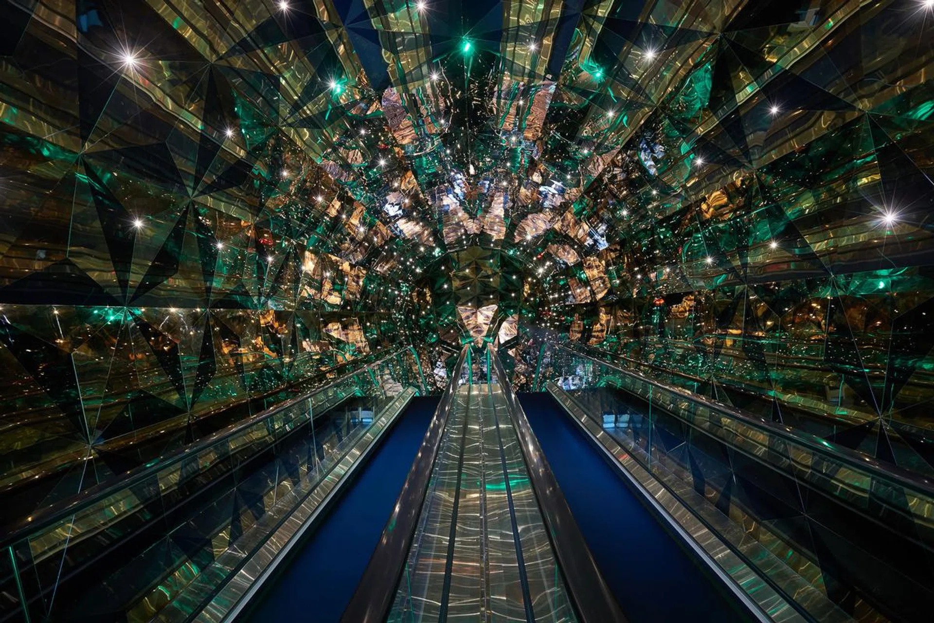 入口处的星光隧道影人走向1880制造的梦境中。