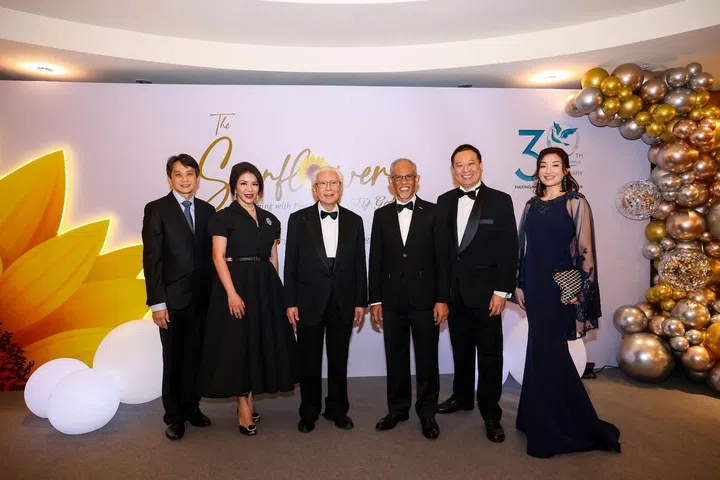 左至右:托福园医疗主任Dr Mervyn Koh,Dr Karen Soh,Dr Tony Tan,Masagos Zulkifli,Jeremy Lim,Dr Liew Li Lian