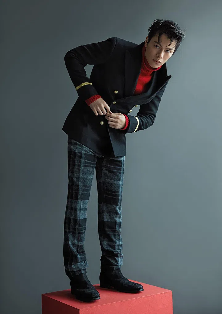 羊毛军事风夹克搭配羊毛针织套头衫、羊毛格纹裤和麂皮靴/Ralph Lauren Purple Label。